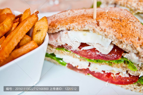 雞肉三明治；奶酪和金薯條土豆