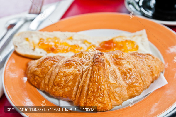 餐桌上的美味新鮮的croissan！