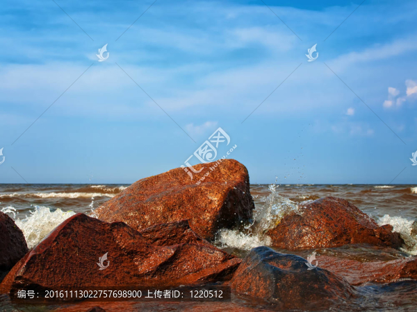 水濺在海上