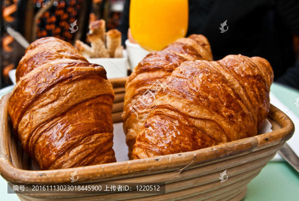 餐桌上的美味新鮮的croissan！