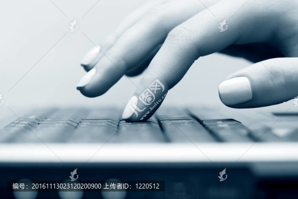 女性手上工作的筆記本電腦