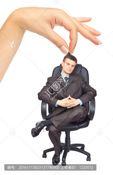坐在椅子上和女人手上的商人