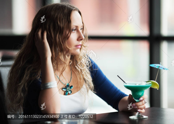 年輕女人雞尾酒