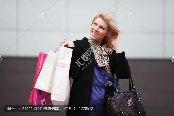 帶購(gòu)物袋的年輕女人