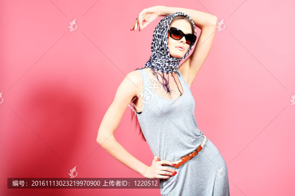 一個戴墨鏡的漂亮女人的肖像。復古風格。