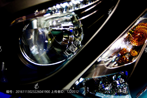 電動(dòng)摩托車前照燈和轉(zhuǎn)向信號(hào)