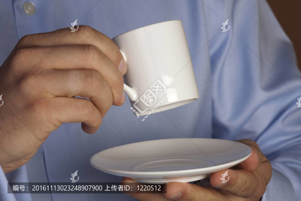 帶著一杯咖啡的男人