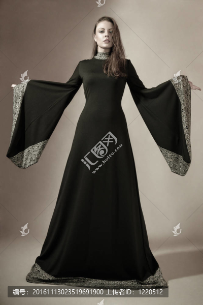 中世紀(jì)服裝中的年輕女人