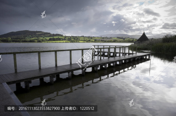 在湖堤