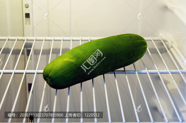 冰箱中的大黃瓜