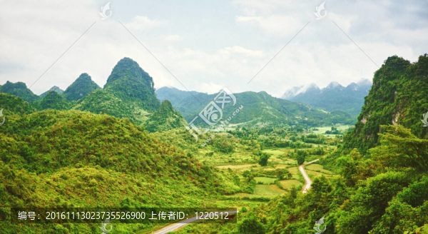山谷的全景
