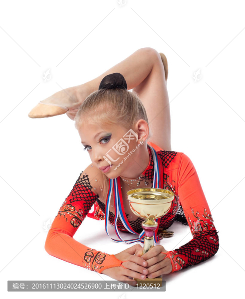 年輕的體操運動員把獎牌和獎杯