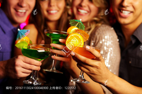 拿著雞尾酒
