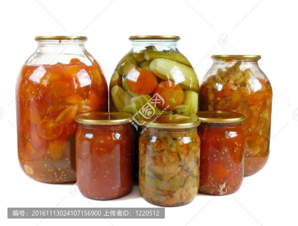 家里的罐頭。泡菜在白色背景上是孤立的