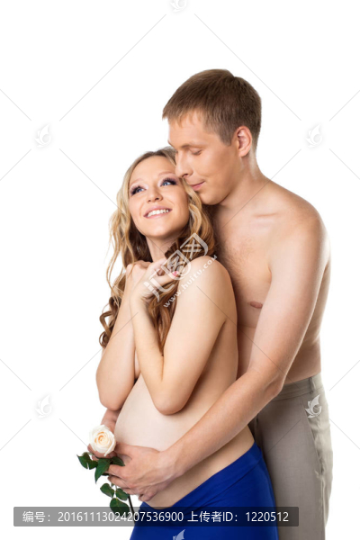 年輕人帶著懷孕的妻子的肚子