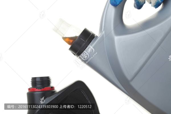 可以在白色的汽車發(fā)動機(jī)機(jī)油