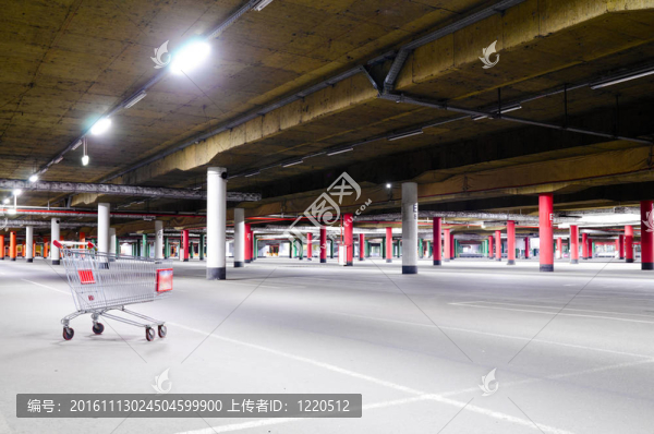 商場的地下停車場