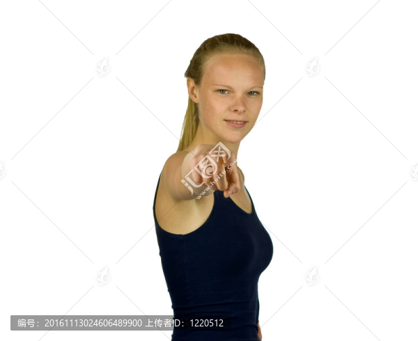 年輕的女人指著相機(jī)