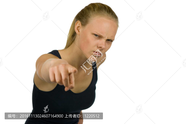 年輕的女人指著相機(jī)