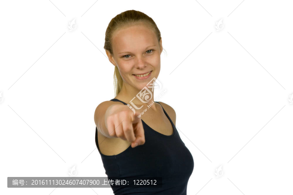 年輕的女人指著相機(jī)