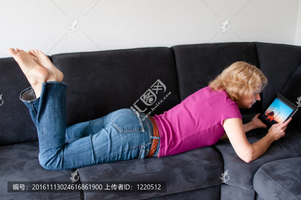 中年婦女與數(shù)碼平板電腦