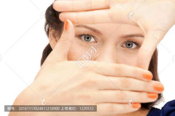 可愛的女人用手指創(chuàng)造一個框架