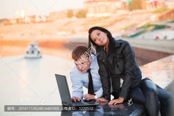帶筆記本電腦的年輕夫婦