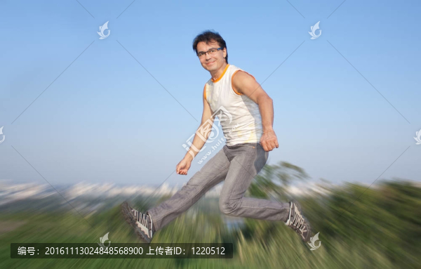 快樂的年輕人在空中跳躍；模糊的背景