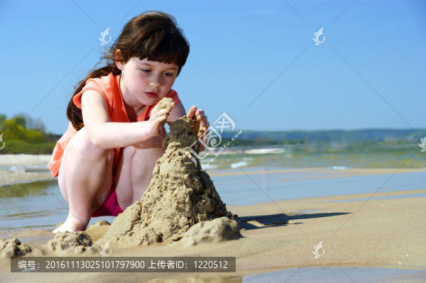 孩子們在海灘上做沙堡