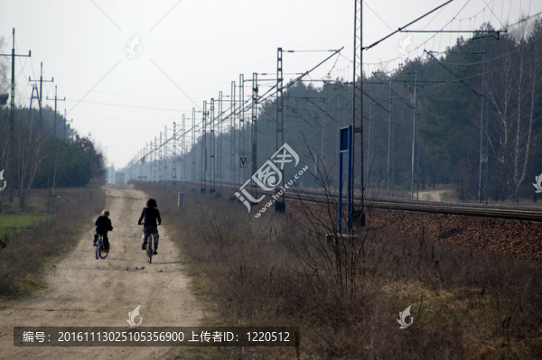兒子和媽媽在路上騎自行車
