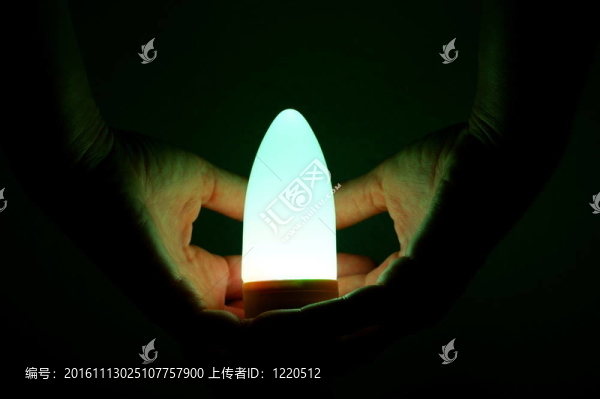 黑色背景手安全發(fā)光燈泡