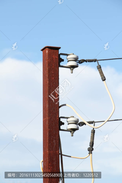 生銹的電線桿