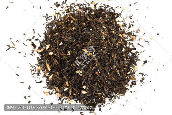 在白色背景上干綠茶