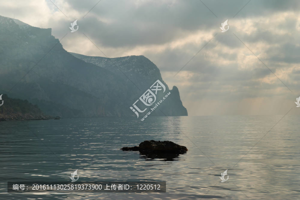 巖石在水的背景下的海洋。