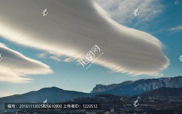 城市上空的云朵。烏克蘭；克里米亞；雅爾塔市。
