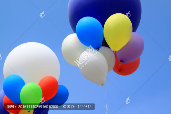 藍(lán)色天空中的氣球
