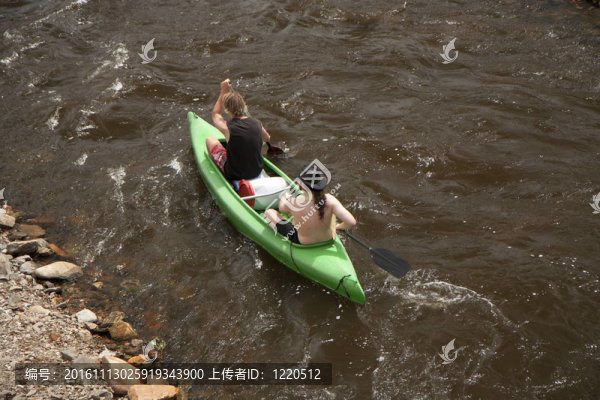 野生水上漂流