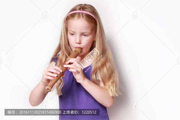 用錄音機的小女孩