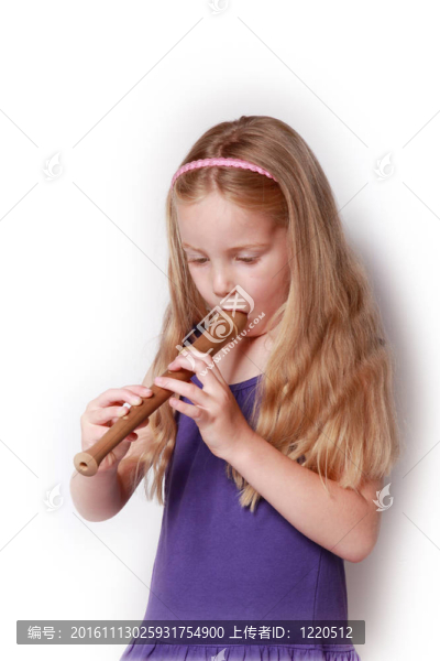 帶錄音機(jī)的小女孩-匯圖網(wǎng) www.fosd68.com 帶錄音機(jī)的小女孩