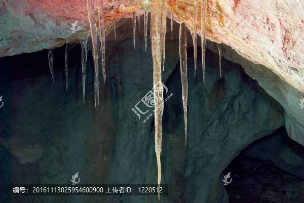 在山洞里的冰柱