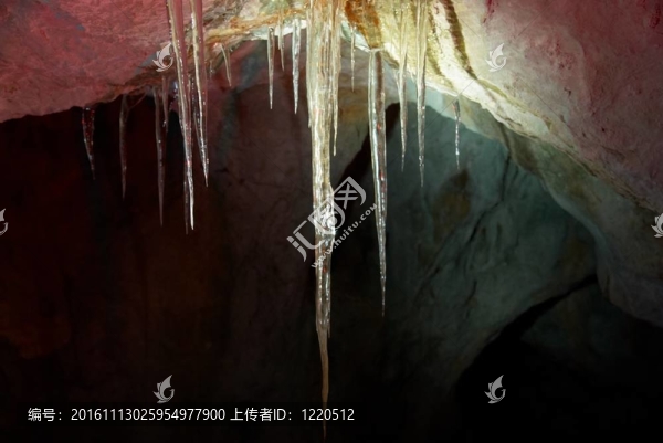 在山洞里的冰柱