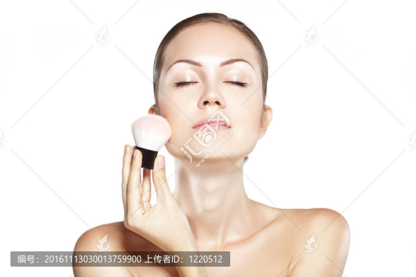 漂亮的女孩化妝刷