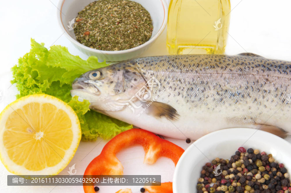 新鮮檸檬鱒魚；調(diào)味料和橄欖油