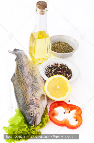 新鮮檸檬鱒魚；調(diào)味料和橄欖油