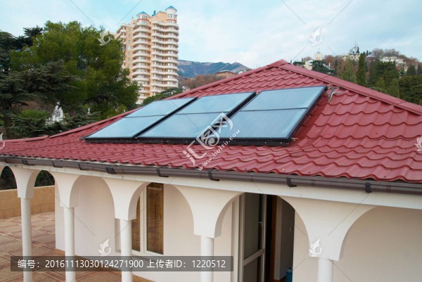 太陽能電池板（geliosystem）在房頂上。