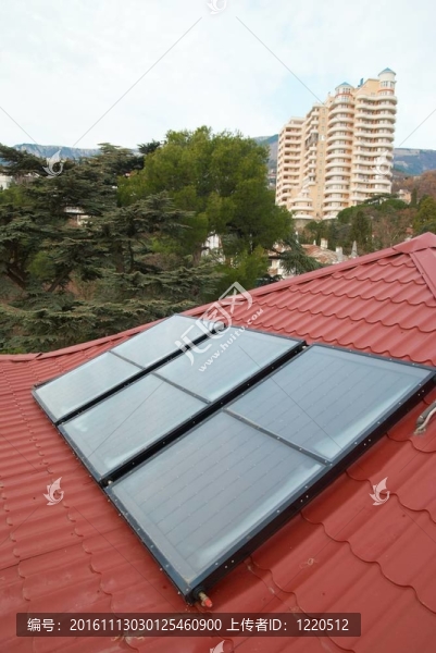 太陽能電池板（geliosystem）在紅屋頂。