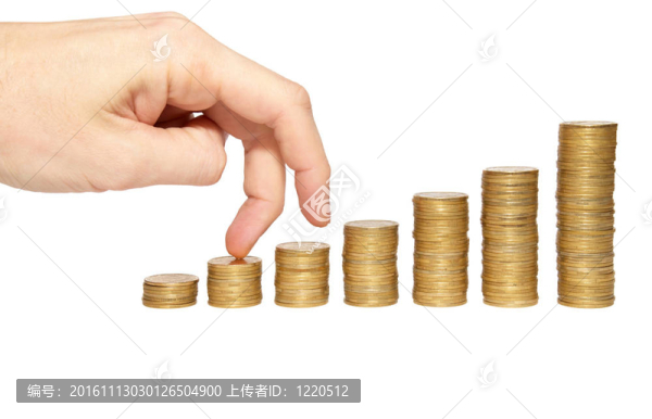 攀登手上的金幣樓梯上的白色隔離。