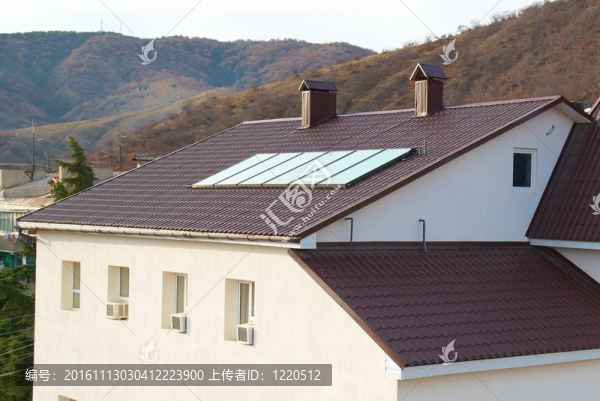 太陽能電池板（geliosystem）在房頂上。