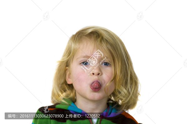 年輕女孩伸出她的舌頭