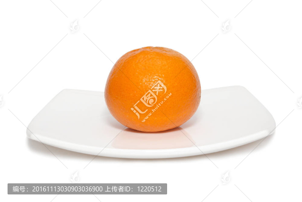 盤子上的橘子。